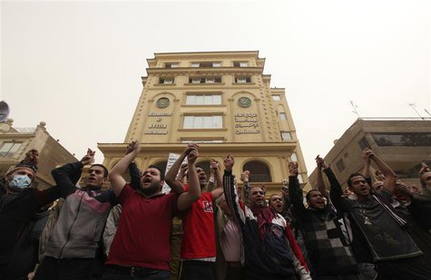 Muslim Brotherhood supporters chant pro-Mursi slogans in front of the Brotherhood's main headquarters in Cairo March 22, 2013. REUTERS/Moham Muslim Brotherhood supporters chant pro-Mursi slogans in front of the Brotherhood's main headquarters in Cairo March 22, 2013. REUTERS/Moham