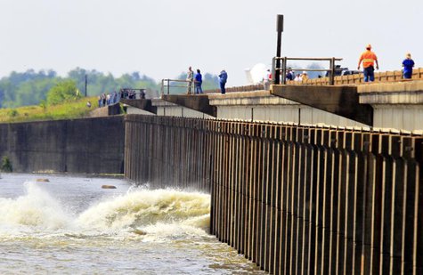 Members with the U.S. Army Corps of Engineers open the Morganza Spillway in Morganza, Louisiana May 14, 2011. REUTERS/Sean Gardner Members with the U.S. Army Corps of Engineers open the Morganza Spillway in Morganza, Louisiana May 14, 2011. REUTERS/Sean Gardner