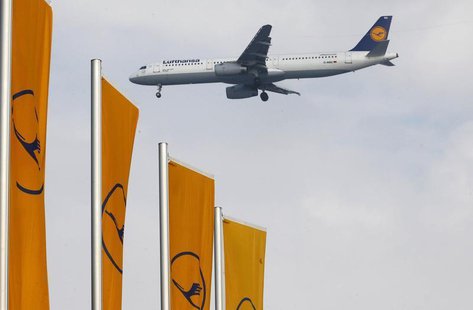 An airplane of German air carrier Lufthansa lands at the airline's main hub, the Fraport airport in Frankfurt, March 14 2013. REUTERS/Kai Pf An airplane of German air carrier Lufthansa lands at the airline's main hub, the Fraport airport in Frankfurt, March 14 2013. REUTERS/Kai Pf