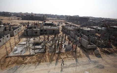 Palestinian labourers work at a construction site in Rafah in the southern Gaza Strip January 2, 2013. REUTERS/Ibraheem Abu Mustafa Palestinian labourers work at a construction site in Rafah in the southern Gaza Strip January 2, 2013. REUTERS/Ibraheem Abu Mustafa