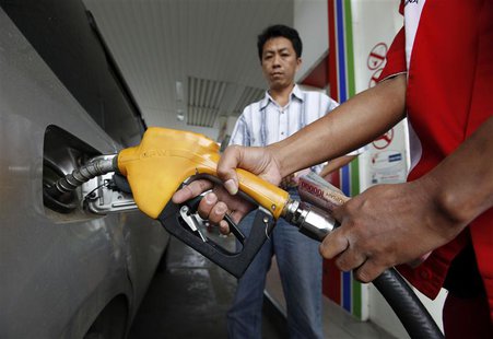 A gas station worker adds fuel into a car at a fuel station in Jakarta in this December 14, 2010 file photo. REUTERS/Enny Nuraheni/Files A gas station worker adds fuel into a car at a fuel station in Jakarta in this December 14, 2010 file photo. REUTERS/Enny Nuraheni/Files