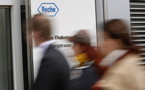 People enter a factory of Swiss drugmaker Roche in Burgdorf near Bern November 17, 2010. REUTERS/Pascal Lauener People enter a factory of Swiss drugmaker Roche in Burgdorf near Bern November 17, 2010. REUTERS/Pascal Lauener
