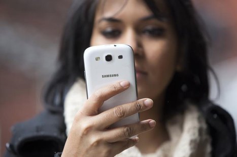 A woman uses a mobile phone in north London February 20, 2013. REUTERS/Neil Hall A woman uses a mobile phone in north London February 20, 2013. REUTERS/Neil Hall