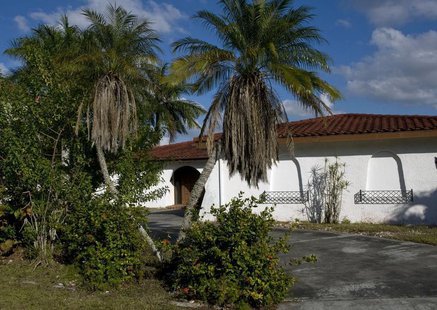 Overgrown trees and shrubs line the driveway to a foreclosed home in Cape Coral, Florida, December 15, 2012. REUTERS/Steve Nesius Overgrown trees and shrubs line the driveway to a foreclosed home in Cape Coral, Florida, December 15, 2012. REUTERS/Steve Nesius