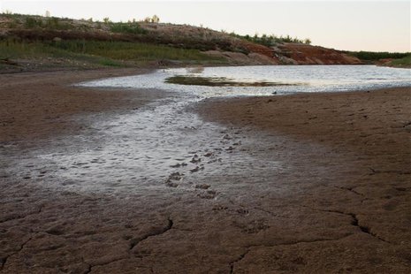 A view of the dry bed of the E.V. Spence Reservoir in Robert Lee, Texas October 28, 2011. REUTERS/Calle Richmond A view of the dry bed of the E.V. Spence Reservoir in Robert Lee, Texas October 28, 2011. REUTERS/Calle Richmond