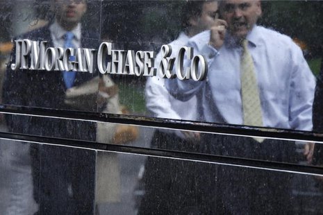 Commuters are reflected in stone as they walk past the JP Morgan headquarters in New York May 22, 2012. REUTERS/Eduardo Munoz Commuters are reflected in stone as they walk past the JP Morgan headquarters in New York May 22, 2012. REUTERS/Eduardo Munoz