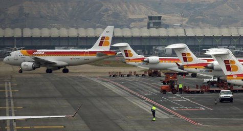 An Iberia passenger plane taxis on the tarmac of Madrid's Barajas airport February 28, 2013. REUTERS/Sergio Perez An Iberia passenger plane taxis on the tarmac of Madrid's Barajas airport February 28, 2013. REUTERS/Sergio Perez
