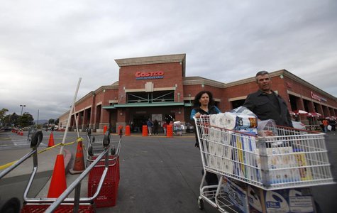 Shoppers push a trolley outside a Costco Wholesale store in Los Angeles, California March 6, 2013. REUTERS/Mario Anzuoni Shoppers push a trolley outside a Costco Wholesale store in Los Angeles, California March 6, 2013. REUTERS/Mario Anzuoni