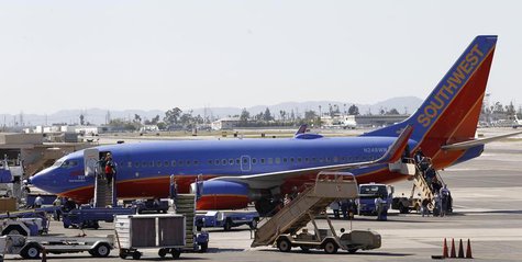 Passengers disembark a Southwest Airlines 737-700 at Bob Hope Airport in Burbank, California April 4, 2011. REUTERS/Mario Anzuoni Passengers disembark a Southwest Airlines 737-700 at Bob Hope Airport in Burbank, California April 4, 2011. REUTERS/Mario Anzuoni