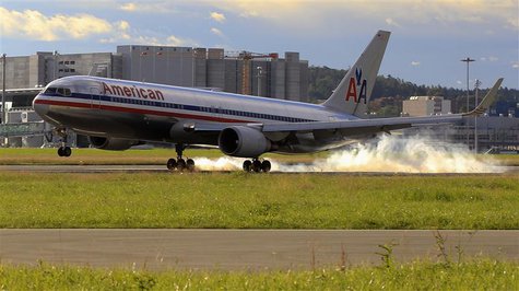 A Boeing B 767-323ER jet of American Airlines lands at the airport in Zurich July 14, 2012. REUTERS/Arnd Wiegmann A Boeing B 767-323ER jet of American Airlines lands at the airport in Zurich July 14, 2012. REUTERS/Arnd Wiegmann
