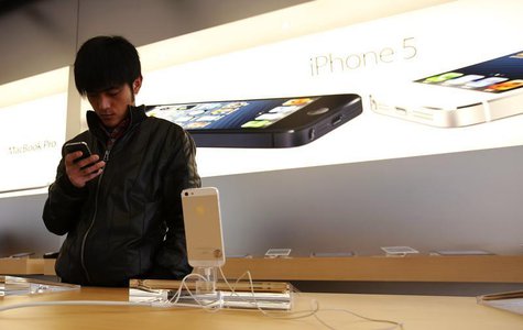 A visitor tries an iPhone at an Apple store in Beijing March 28, 2013. REUTERS/Kim Kyung-Hoon A visitor tries an iPhone at an Apple store in Beijing March 28, 2013. REUTERS/Kim Kyung-Hoon