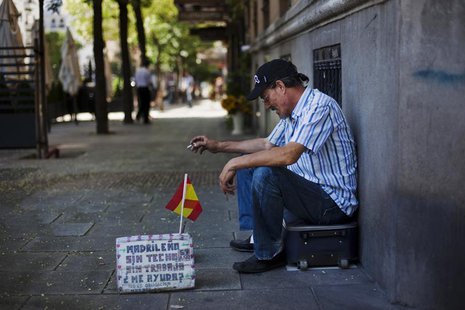 Manuel Sastre, 59, smokes a cigarette as he asks for money in central Madrid July 31, 2012. REUTERS/Susana Vera Manuel Sastre, 59, smokes a cigarette as he asks for money in central Madrid July 31, 2012. REUTERS/Susana Vera