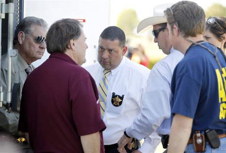 Investigators exit the home of Kaufman County District Attorney Mike McLelland near Forney, Texas April 1, 2013. REUTERS/Tim Sharp (UNITED S Investigators exit the home of Kaufman County District Attorney Mike McLelland near Forney, Texas April 1, 2013. REUTERS/Tim Sharp (UNITED S