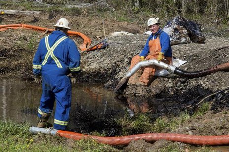 Emergency crews work to clean up an oil spill near Interstate 40 in Mayflower, Arkansas March 31, 2013. REUTERS/Jacob Slaton Emergency crews work to clean up an oil spill near Interstate 40 in Mayflower, Arkansas March 31, 2013. REUTERS/Jacob Slaton