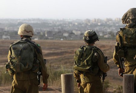 Israeli soldiers patrol near the border with the Gaza Strip November 16, 2012. REUTERS/Ronen Zvulun Israeli soldiers patrol near the border with the Gaza Strip November 16, 2012. REUTERS/Ronen Zvulun