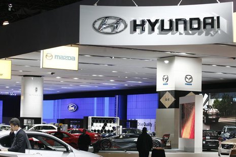 A sign for automaker Hyundai hangs at the 2008 New York International Auto Show March 19, 2008. REUTERS/Keith Bedford A sign for automaker Hyundai hangs at the 2008 New York International Auto Show March 19, 2008. REUTERS/Keith Bedford