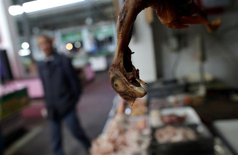 A chicken is seen at a local market in Minhang district, south of Shanghai April 3, 2013. REUTERS/Carlos Barria A chicken is seen at a local market in Minhang district, south of Shanghai April 3, 2013. REUTERS/Carlos Barria