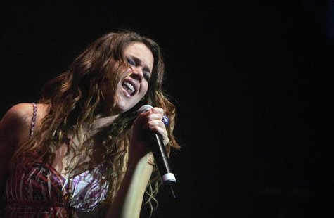 British singer Joss Stone performs during a show at Luna Park theatre in Buenos Aires, June 11, 2008. REUTERS/Marcos Brindicci British singer Joss Stone performs during a show at Luna Park theatre in Buenos Aires, June 11, 2008. REUTERS/Marcos Brindicci