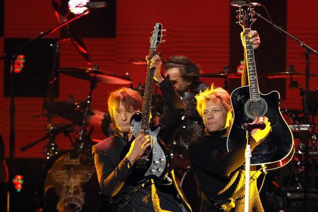 Richie Sambora (L) and Jon Bon Jovi perform during the "12-12-12" benefit concert for victims of Superstorm Sandy at Madison Square Garden i Richie Sambora (L) and Jon Bon Jovi perform during the "12-12-12" benefit concert for victims of Superstorm Sandy at Madison Square Garden i
