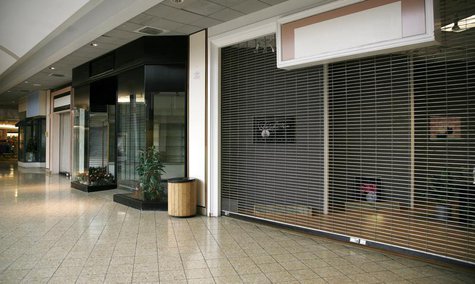 A row of closed shops is seen in the Westminster Mall in Westminster, Colorado seen February 26, 2009. REUTERS/Rick Wilking A row of closed shops is seen in the Westminster Mall in Westminster, Colorado seen February 26, 2009. REUTERS/Rick Wilking