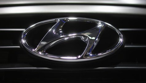 A Hyundai logo is seen on a car at the Paris Mondial de l'Automobile, September 28, 2012. REUTERS/Christian Hartmann A Hyundai logo is seen on a car at the Paris Mondial de l'Automobile, September 28, 2012. REUTERS/Christian Hartmann