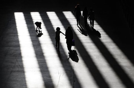 Visitors to Tate Modern walk through sunlight shining through the windows in London July 30, 2009. REUTERS/Andrew Winning Visitors to Tate Modern walk through sunlight shining through the windows in London July 30, 2009. REUTERS/Andrew Winning