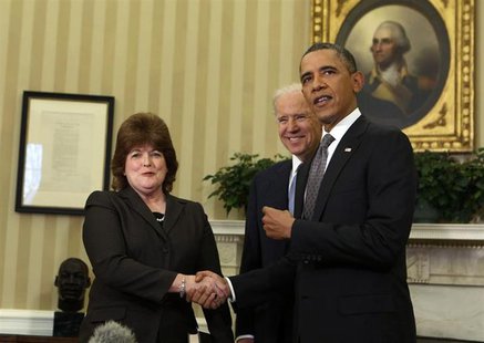 U.S. President Barack Obama (R) shakes hands with U.S. Secret Service agent Julia Pierson (L) after she is sworn in as the first woman Direc U.S. President Barack Obama (R) shakes hands with U.S. Secret Service agent Julia Pierson (L) after she is sworn in as the first woman Direc
