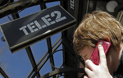 A man talks on a telephone outside a branch of Nordic telecoms group Tele2 in St. Petersburg, March 28, 2013. REUTERS/Alexander Demianchuk A man talks on a telephone outside a branch of Nordic telecoms group Tele2 in St. Petersburg, March 28, 2013. REUTERS/Alexander Demianchuk