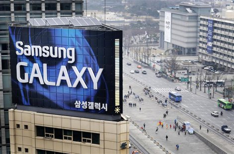 A Samsung outdoor advertisement sits atop an office building in Seoul, April 5, 2013. REUTERS/Lee Jae-won A Samsung outdoor advertisement sits atop an office building in Seoul, April 5, 2013. REUTERS/Lee Jae-won