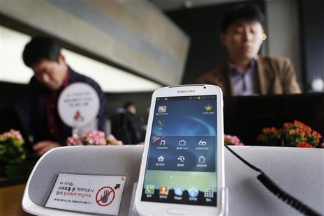 Shoppers look at Samsung smartphones in a shop in Seoul, April 5, 2013. REUTERS/Lee Jae-won Shoppers look at Samsung smartphones in a shop in Seoul, April 5, 2013. REUTERS/Lee Jae-won