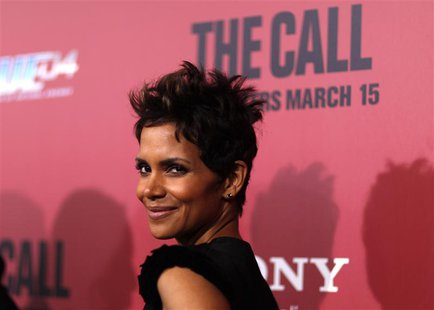 Cast member Halle Berry poses at the premiere of "The Call" in Los Angeles, California March 5, 2013. REUTERS/Mario Anzuoni Cast member Halle Berry poses at the premiere of "The Call" in Los Angeles, California March 5, 2013. REUTERS/Mario Anzuoni
