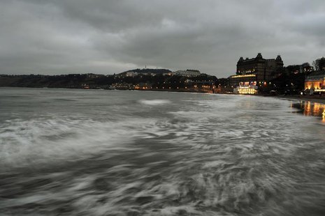 The tide comes in as the sun sets on the seafront in Scarborough, northern England February 26, 2013. REUTERS/Dylan Martinez The tide comes in as the sun sets on the seafront in Scarborough, northern England February 26, 2013. REUTERS/Dylan Martinez
