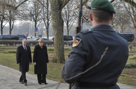 German Chancellor Angela Merkel and Russian President Vladimir Putin lay a wreath at the Cemetery of Honour on the north bank of the Maschse German Chancellor Angela Merkel and Russian President Vladimir Putin lay a wreath at the Cemetery of Honour on the north bank of the Maschse
