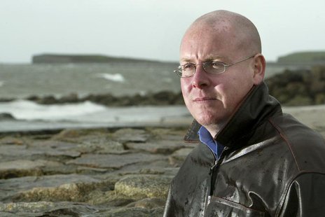 Britain's Nick Leeson stands on the shore of Galway Bay in this April 21, 2004 file photo. REUTERS/Paul McErlane/Files Britain's Nick Leeson stands on the shore of Galway Bay in this April 21, 2004 file photo. REUTERS/Paul McErlane/Files