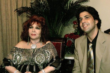 Spanish singer and actress Sara Montiel poses with her boyfriend Antonio Hernandez, 38, in Havana March 22, 2002. REUTERS/Rafael Perez Spanish singer and actress Sara Montiel poses with her boyfriend Antonio Hernandez, 38, in Havana March 22, 2002. REUTERS/Rafael Perez