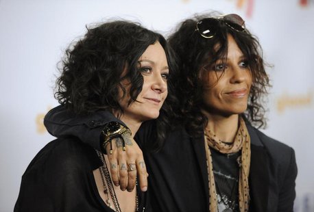 Actress Sara Gilbert (L) and musician Linda Perry arrive at the GLAAD Media Awards in Los Angeles April 21, 2012. REUTERS/Phil McCarten Actress Sara Gilbert (L) and musician Linda Perry arrive at the GLAAD Media Awards in Los Angeles April 21, 2012. REUTERS/Phil McCarten