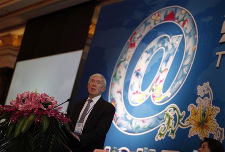 Robert Hormats (C), U.S. Under Secretary of State for Economic, Business, and Agricultural Affairs, delivers a speech at the 6th U.S.-China Robert Hormats (C), U.S. Under Secretary of State for Economic, Business, and Agricultural Affairs, delivers a speech at the 6th U.S.-China