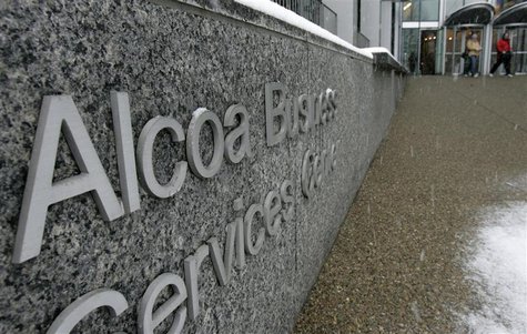 People leave the Alcoa Business Services Center in Pittsburgh, Pennsylvania in this February 13, 2007, file photo. REUTERS/Jason Cohn/Files People leave the Alcoa Business Services Center in Pittsburgh, Pennsylvania in this February 13, 2007, file photo. REUTERS/Jason Cohn/Files