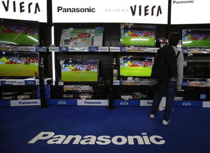 A man looks at Panasonic Corp's Viera televisions displayed at an electronics store in Tokyo March 28, 2013. REUTERS/Yuya Shino A man looks at Panasonic Corp's Viera televisions displayed at an electronics store in Tokyo March 28, 2013. REUTERS/Yuya Shino