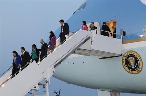 U.S. President Barack Obama (2nd R) and family members of children killed at the Sandy Hook Elementary School in Newtown, Connecticut, disem U.S. President Barack Obama (2nd R) and family members of children killed at the Sandy Hook Elementary School in Newtown, Connecticut, disem