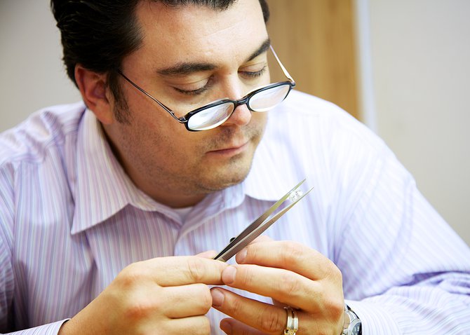 Searching for the Y100 $10,000 Dream Diamond in Antwerp :: Close inspection