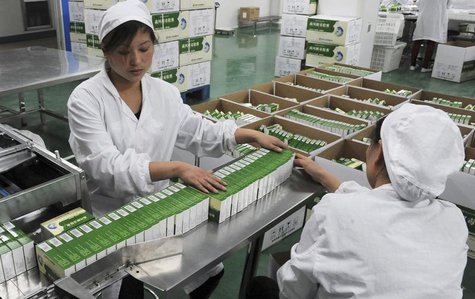 Workers pack Chinese patent capsules, the medicine which tops the list of a Diagnosis and treatment scheme for human contracted H7N9 virus r Workers pack Chinese patent capsules, the medicine which tops the list of a Diagnosis and treatment scheme for human contracted H7N9 virus r