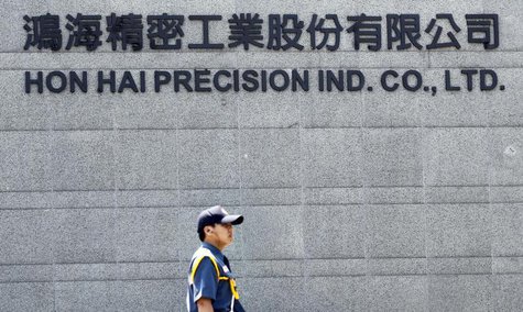 A security guard patrols at Hong Hai headquarters in Tucheng, Taipei county, June 8, 2010.REUTERS/Pichi Chuang A security guard patrols at Hong Hai headquarters in Tucheng, Taipei county, June 8, 2010.REUTERS/Pichi Chuang