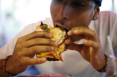 A man eats a 10 ounces hamburger at a restaurant in Coral Spring, Florida July 28, 2008. REUTERS/Carlos Barria A man eats a 10 ounces hamburger at a restaurant in Coral Spring, Florida July 28, 2008. REUTERS/Carlos Barria