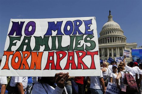 Latinos rally in favor of comprehensive immigration reform on Capitol Hill in Washington, April 10, 2013. REUTERS/Larry Downing ( Latinos rally in favor of comprehensive immigration reform on Capitol Hill in Washington, April 10, 2013. REUTERS/Larry Downing (