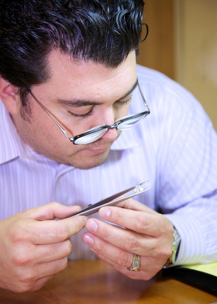 Searching for the Y100 $10,000 Dream Diamond in Antwerp :: Brian Rouse uses 10x magnification glasses