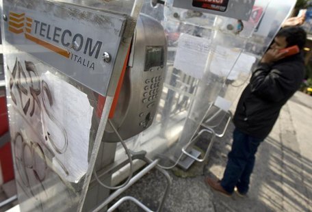 A Telecom Italia phone booth is seen in Rome December 3, 2008. REUTERS/Chris Helgren A Telecom Italia phone booth is seen in Rome December 3, 2008. REUTERS/Chris Helgren