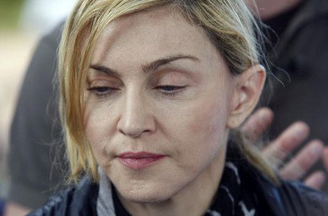 Madonna during a visit to Gumulira village, about 80 km (50 miles) from the Malawian capital Lilongwe, April 5, 2010. REUTERS/Mike Hutchings Madonna during a visit to Gumulira village, about 80 km (50 miles) from the Malawian capital Lilongwe, April 5, 2010. REUTERS/Mike Hutchings
