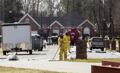 Emergency crews work to clean up an oil spill in front of evacuated homes on Starlite Road in Mayflower, Arkansas March 31, 2013. REUTERS/Ja Emergency crews work to clean up an oil spill in front of evacuated homes on Starlite Road in Mayflower, Arkansas March 31, 2013. REUTERS/Ja