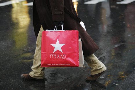 A shopper walks on a street in New York, December 26, 2012. REUTERS/Eduardo Munoz A shopper walks on a street in New York, December 26, 2012. REUTERS/Eduardo Munoz